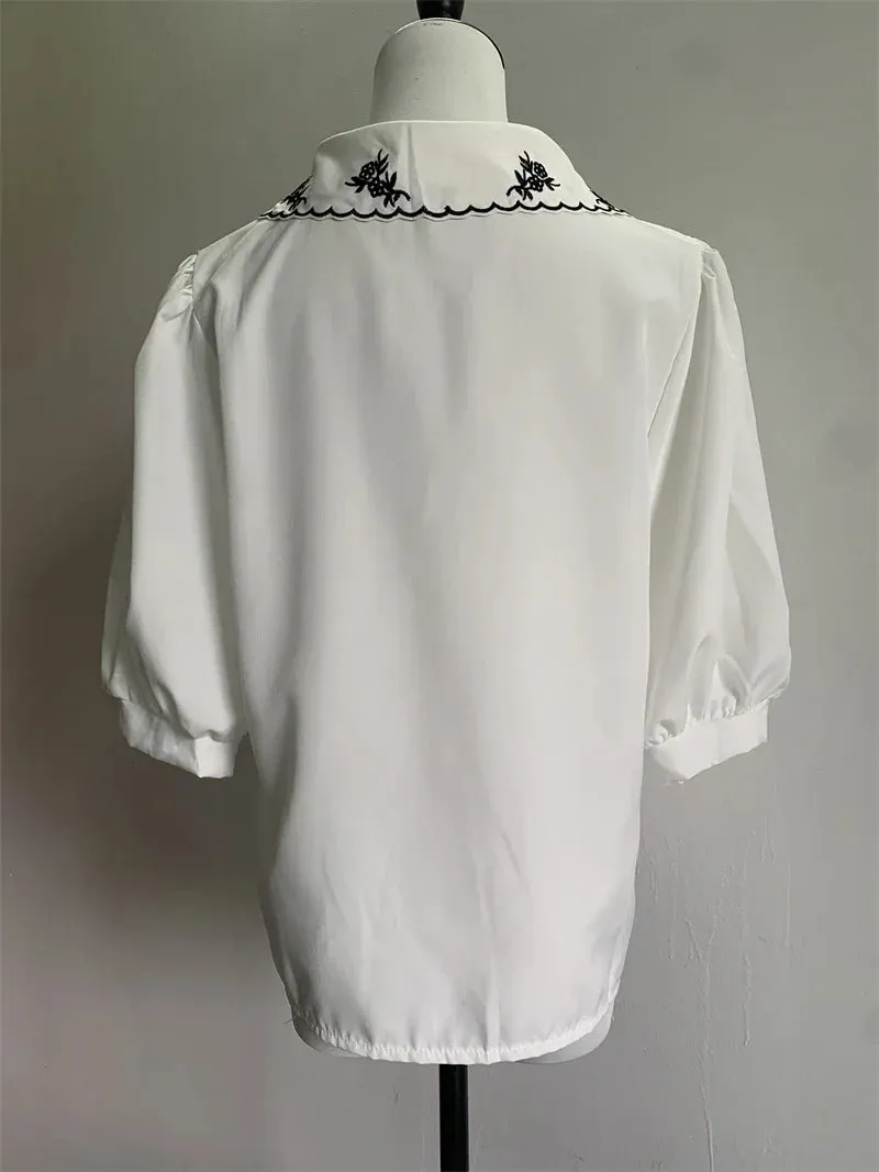 Koreanische Bluse mit besticktem Kragen