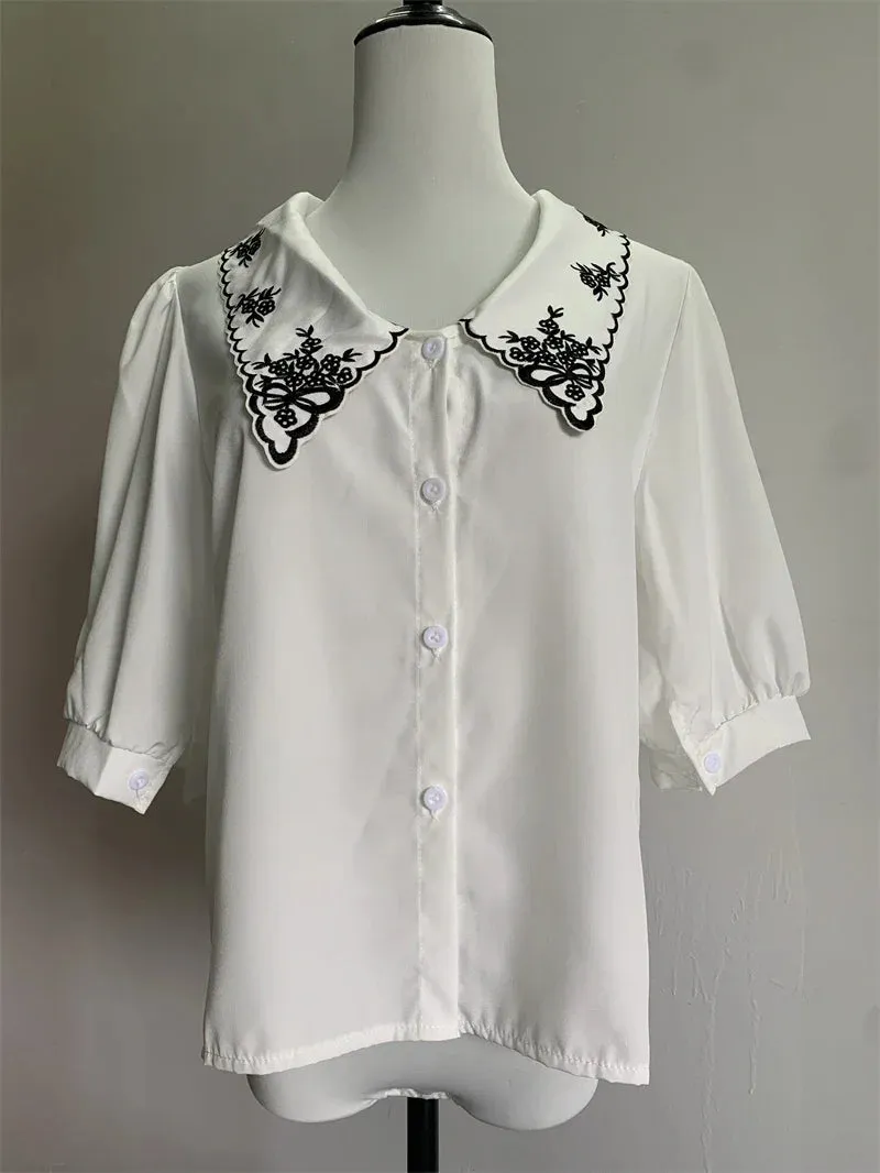 Koreanische Bluse mit besticktem Kragen