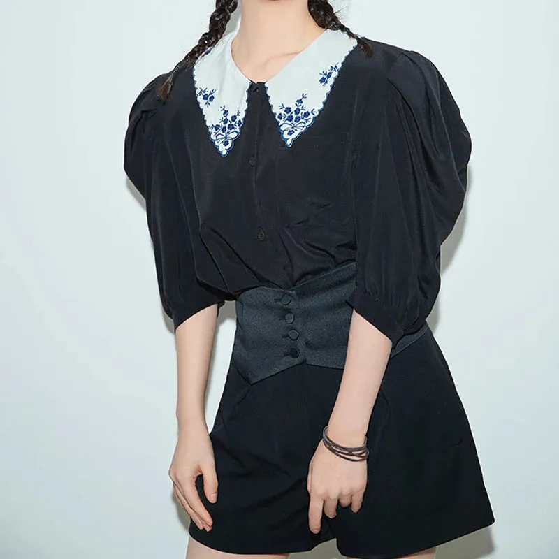 Koreanische Bluse mit besticktem Kragen