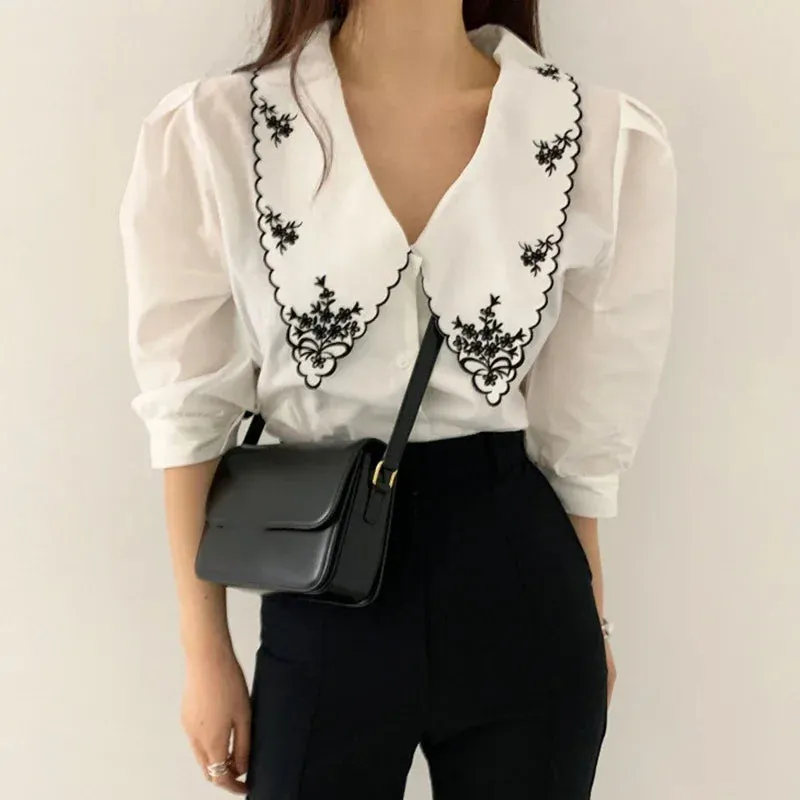 Koreanische Bluse mit besticktem Kragen